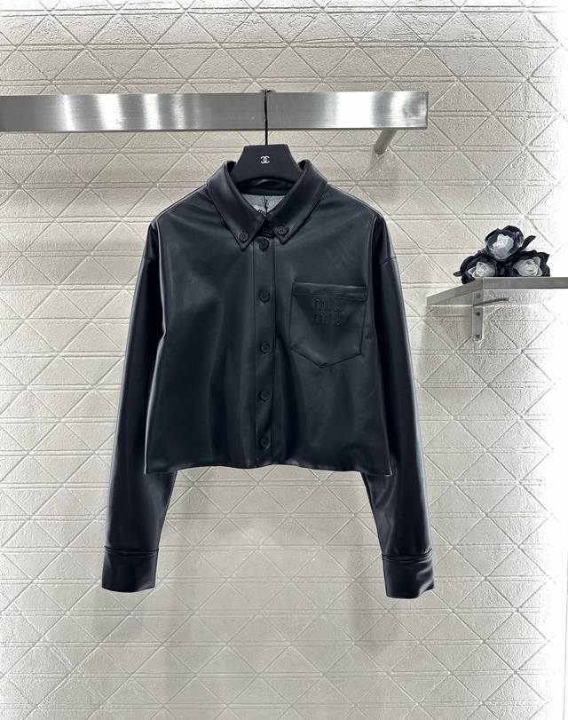 Miumi*2025新品上架 羊皮革衬衣半裙套装 定制Yb进口羊皮革材质 质感高级 肌理明显 衬衣半裙套装 整体造型高级显瘦 皮衣上身甜酷又俏皮 内里灰色棉质内