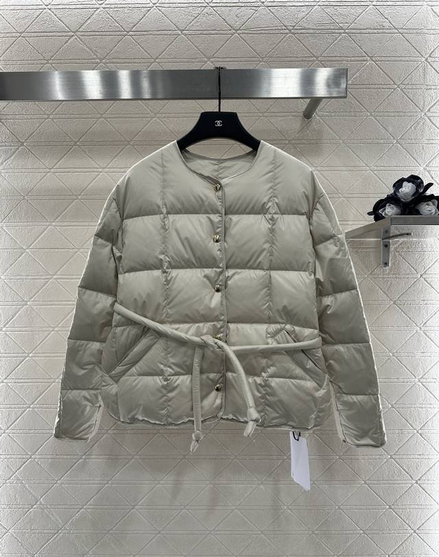 Moncle*2025新品上架 方格系带圆领羽绒服 定制Yb进口防风防水尼龙材质 其工艺还原 升级材质 提升秋冬御寒功能 白鹅绒填充内里 整件轻盈保暖 按扣开襟