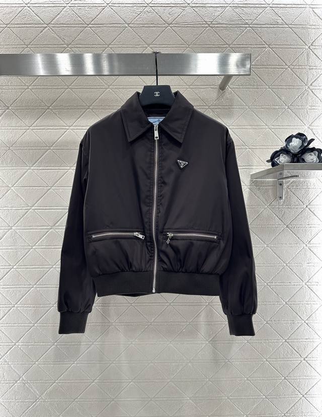 Prad*2025新品上架 拉链夹克棉服外套 定制Yb进口防风尼龙材质 质感光泽 防风舒适 翻领拉链外套 内里衔棉处理 保暖舒适 大身素色简约百搭 前襟拉链配合
