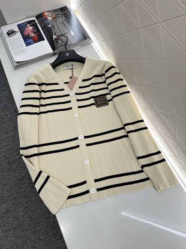 Miumi*2025新品上架 吊带针织开衫长裤三件套 定制Yb进口纱线织造 质感高级舒适 吊带背心长袖开衫直筒长裤三件套设计 上衣套装以两色条纹交织 吊带平方领