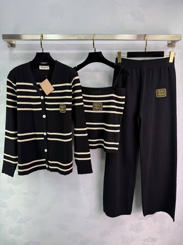 Miumi*2025新款吊带针织开衫长裤三件套 定制Yb进口纱线织造 质感高级舒适 吊带背心长袖开衫直筒长裤三件套设计 上衣套装以两色条纹交织 吊带平方领口 适