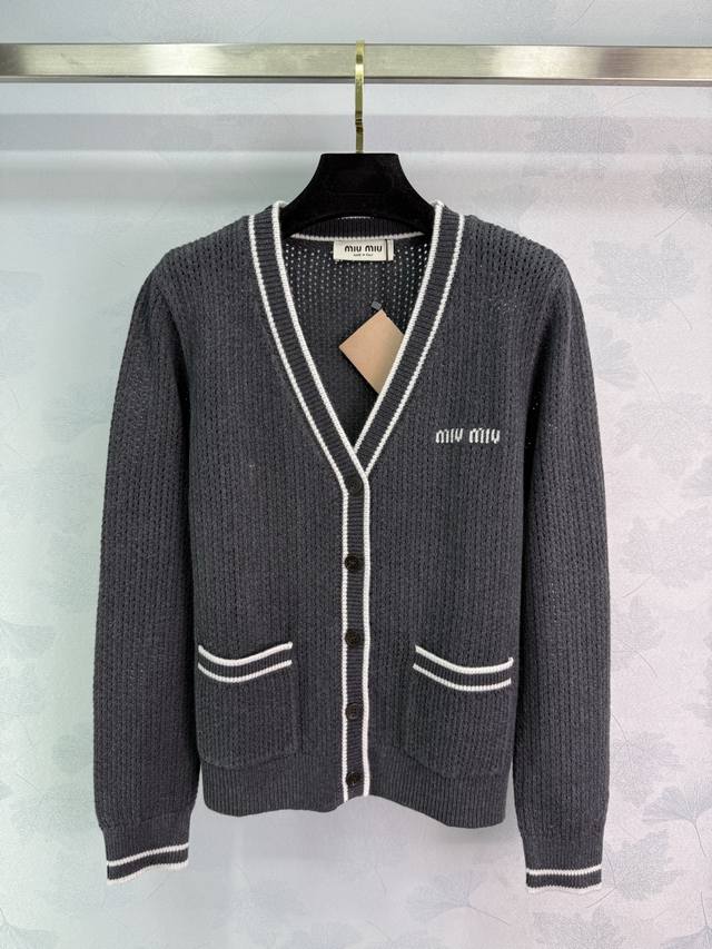 Miumi*25秋冬新款V领针织开衫 胸前点缀品牌Logo 腰胯对称口袋设计 定制羊毛材质 柔软舒适 针织工艺精致 袖口和领边白色条纹装饰 简约时髦高级 1色3