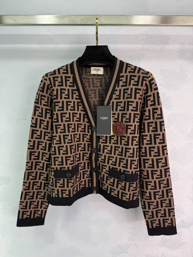 Fend*25秋冬新款开衫经典Ff提花简约时尚 出门随手拿上就想穿的类型 轻松拿捏贵气感～1色3码Sml。T226B.