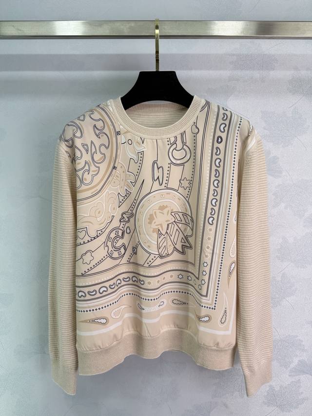 He*25秋冬新品 温柔奶杏瑟 提花铁锁马鞍印花拼接针织上衣 上身轻盈而柔软 轻盈透气舒适 定位印花与双压线工艺时髦大方 气质圆领优雅又时髦 修身版型不挑人上身