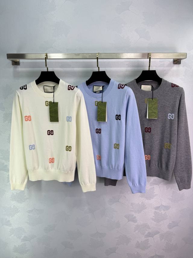 Gu*25早秋新款圆领针织套衫 胸前彩色Gg字母刺绣点缀 定制羊毛材质 手感细腻 圆领宽松版型 搭配裙裤都很百搭！3色3码Sml T226B.
