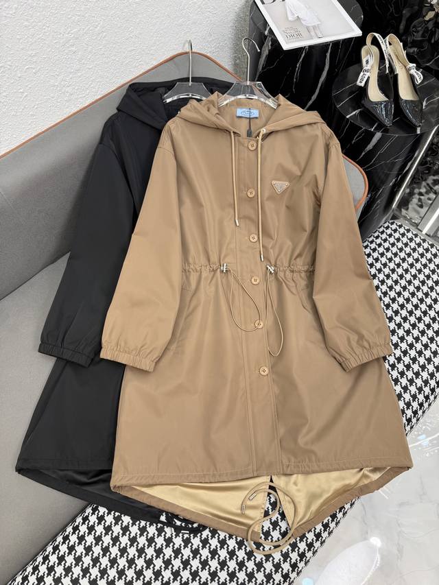 Prad* 25Ss新款连帽长款风衣外套 腰间抽绳下摆抽绳设计 经典三角标装饰 高品质 两色三码Smlb808P.