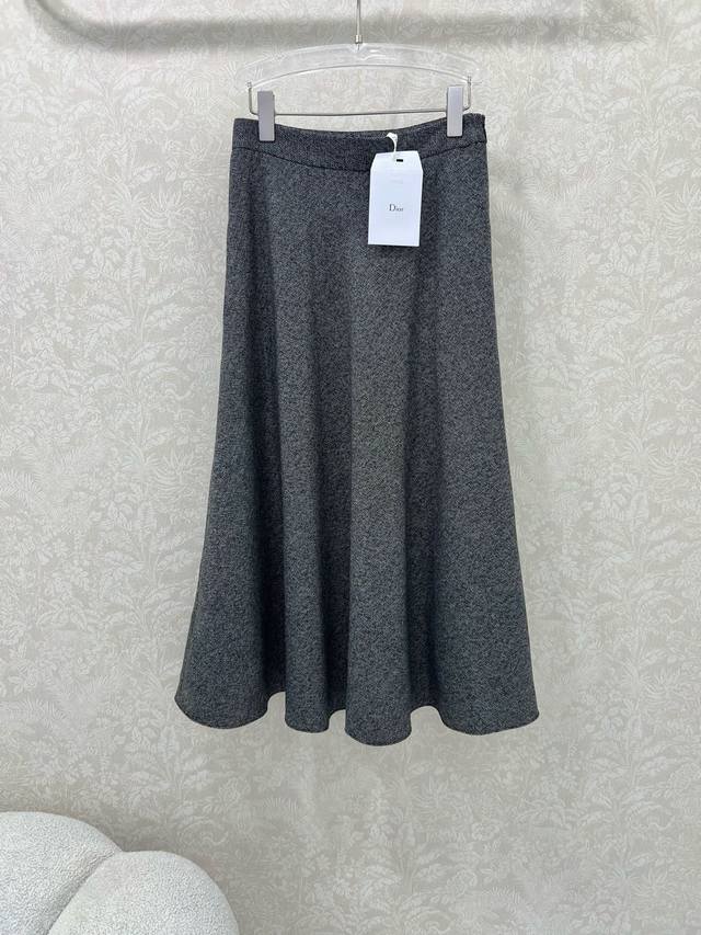 Dio* 25Fw早秋新款净色羊毛真丝内衬半裙 独家高版出品！百分百真丝内衬 1947年推出经典款 老钱风满满 定制羊毛雪花灰面料 收腰大摆优雅突显腰部曲线 时