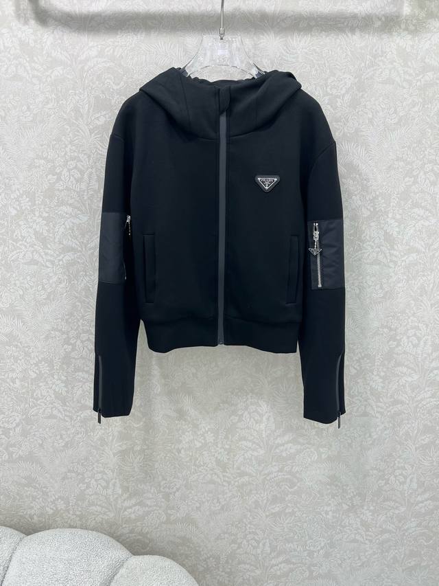 Prad* 25新款连帽太空棉外套 整件衣服做起来难度超高！经典三角标口袋巨好看！采用太空棉面料 拒绝臃肿又能帅气保暖 夹克版型的设计 有点小外套的感觉 暖暖的