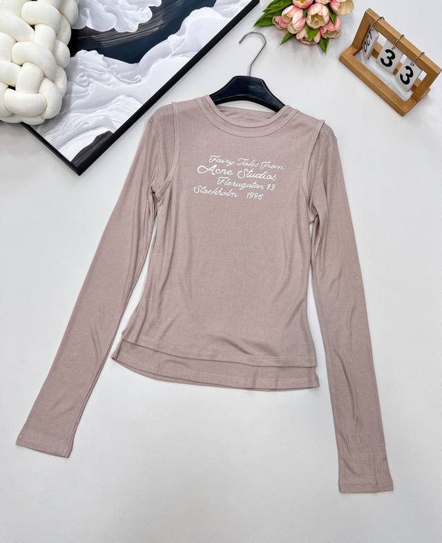 Acne Atudios 双层假两件修身打底长袖 用料很足的一件双层T恤相当于两件衣服的用料了！ 修身高弹力款 袖子也是紧身的偏长 上身就是显得整个人细长细长的