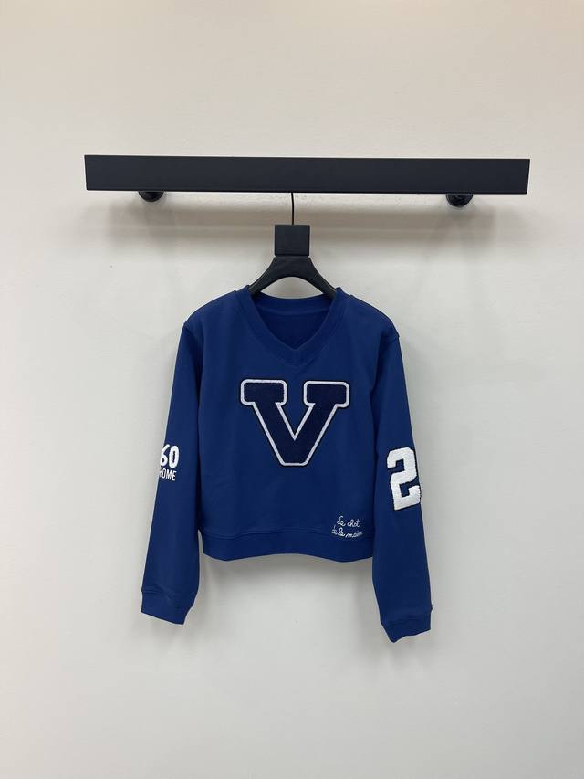 Valentin*25早秋新款重工猫头刺绣毛巾绣短款V领卫衣。定制毛圈纯棉面料，经典版型宽松百搭不挑人。胸前V字毛巾绣后背猫头刺绣字母印花，彰显减龄青春活力气息
