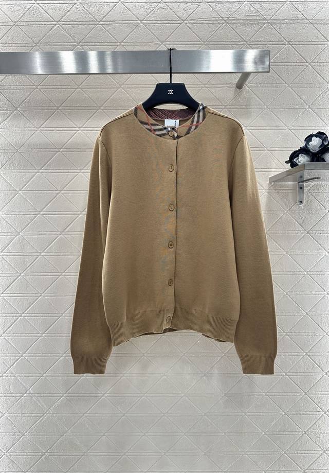 Bbr*2025新品上架 格纹拼接领边针织开衫 定制Yb丝绵纱线织造 质感细腻 柔软舒适 圆领针织开衫剪裁 宽松廓形包容身材 领口以品牌经典标志性格纹包边点缀