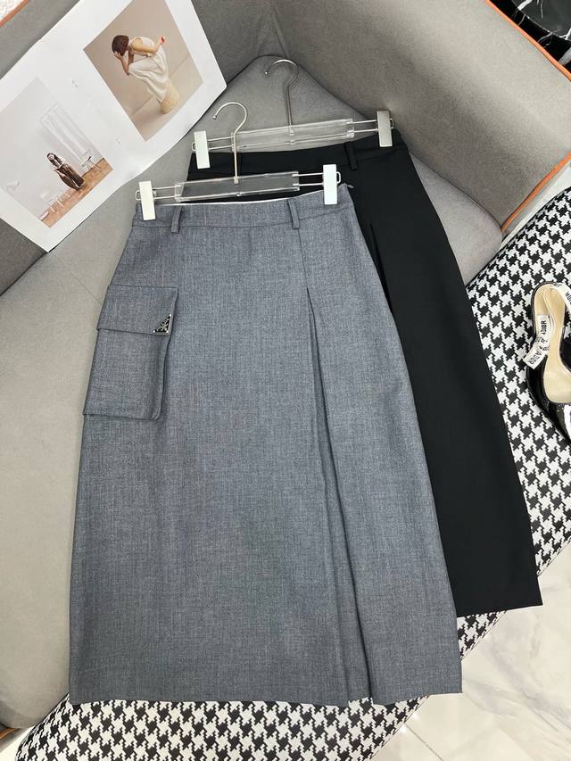 Prad* 25Ss新款半身裙 大口袋三角标装饰 做工精细 高品质 两色三码Smlb808P.