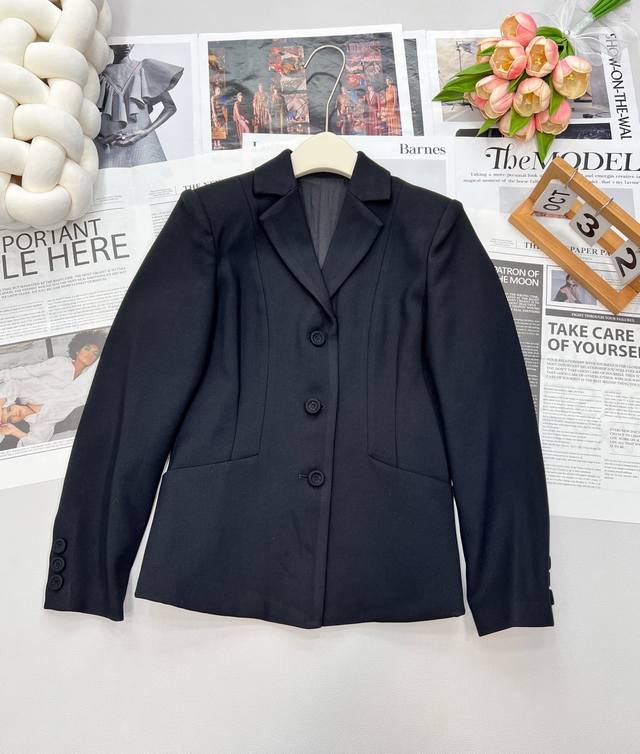Dior新品上架翻领西服外套。定制Yb进口材质 质感光泽 贴肤舒适垂顺翻领修身西服 高级纯色 搭配原版定做的襟扣，成衣精致优雅 气质洋气，日常出街通勤都去很不错
