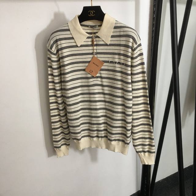 款号 7009 Miumi*新款 简约字母撞色条纹Polo领长袖针织衫上衣，白色，黑色，Sml， M码；肩宽45，胸围98，袖长58，衣长62 .
