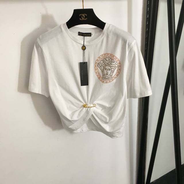 款号 2115 Versac*新款 美杜莎人像烫钻 别针收腰短袖短款T恤，白色，粉色，黑色，S-Xl， M码；肩宽41，胸围94，袖长22，衣长32-51 .