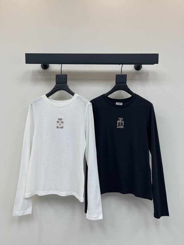 Chane*25早秋新款小香水钻钉珠香水瓶长袖打底衫 定制Yb斜纹全棉材质 质感光泽 穿搭舒适 圆领打底上衣裁剪 呈现修身显瘦视觉效果 整件成衣胸前钉珠工艺勾勒