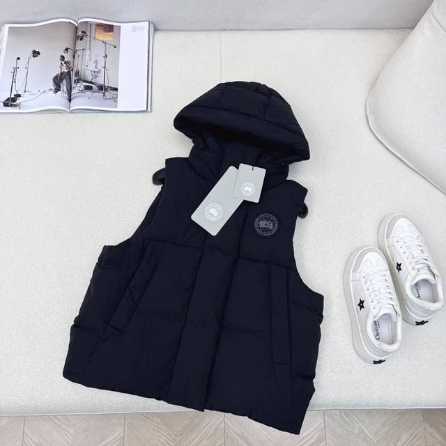 高端原单品质 Canad* Goos*25Ss 秋冬新品地图徽章装饰连帽短款羽绒服马甲 定制五金配件所有细节处理全面到位 简约流线型面包廓形 上身显瘦效果超赞