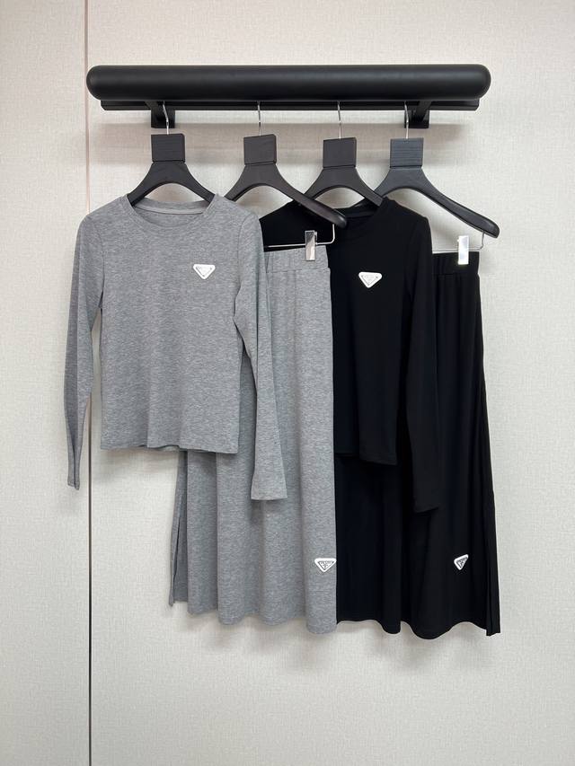 高品质Prada*2025早秋新款套装圆领长袖上衣长款半裙胸前 裙摆经典三角标装饰通体净色螺纹面料带有弹力版型显瘦但不贴身半裙侧边开衩设计完全不挑人的一款套装两
