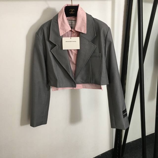 款号 5117 Alexander*大王家新款 衬衫拼接里衬 假两件短款翻领长袖西装外套，灰色，黑色，Sml， M码；肩宽44，胸围104，袖长62，衣长43