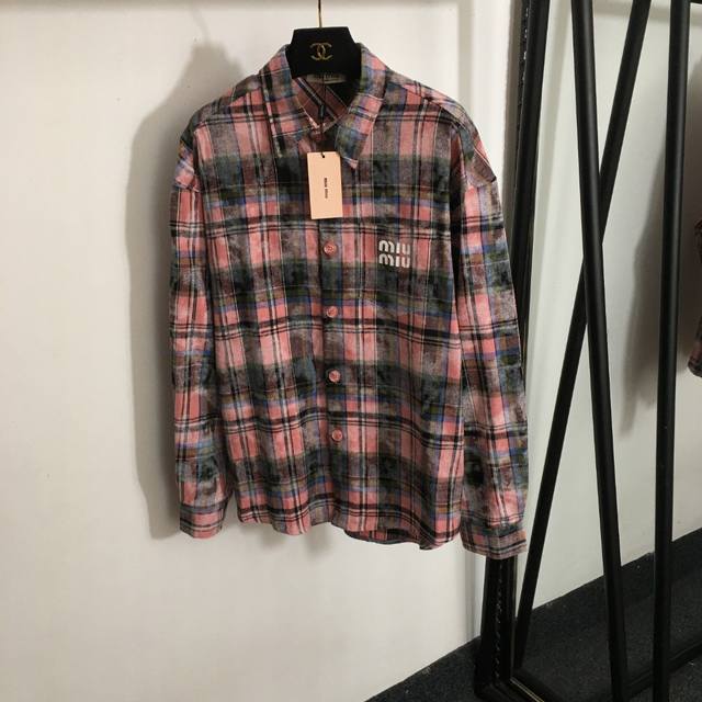 款号 5696 Miumi*新款 字母胶印口袋 撞色格子做旧印花长袖纯棉衬衣，粉色，Sml， M码；肩宽56，胸围116，袖长57，衣长70-73 .