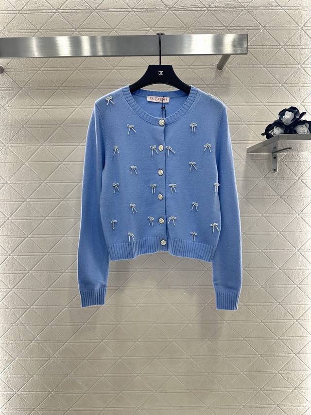Valentin*2025新品上架 订珠蝴蝶结针织开衫 定制Yb羊毛纱线织造 质感细腻 柔软舒适 圆领针织开衫剪裁 领口袖口螺旋纹包边 细致柔软 通体定位缝制立