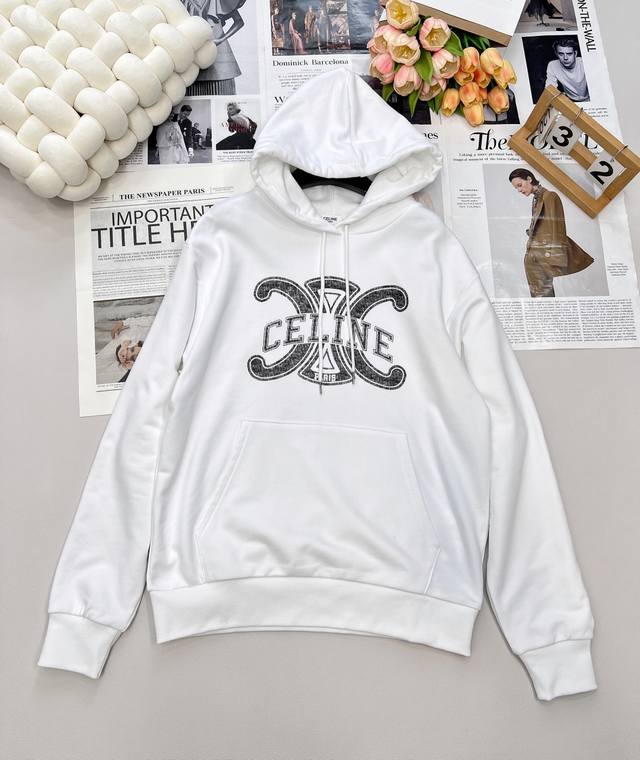 Celine2025新款连帽做旧磨白字母卫衣，定制Yb原生全棉材质 柔软亲肤 久洗不易变形起球 质感十足 连帽套头卫衣裁剪 时髦休闲 胸前饰以做旧字母徽标 品牌