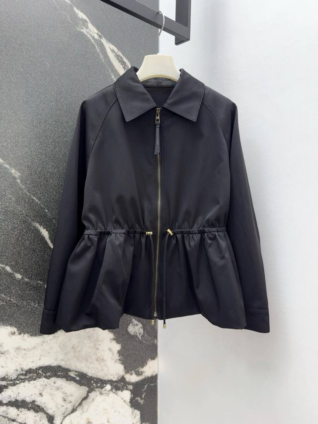 Loe 25Ss 早秋新品翻领收腰夹克外套 抽绳束腰设计花苞蓬蓬衣摆造型绝绝子 暗黑机能风特别实穿 经典徽标低调时髦 宽松直筒搭配腰部抽绳绑带设计随意调节瘦腰显