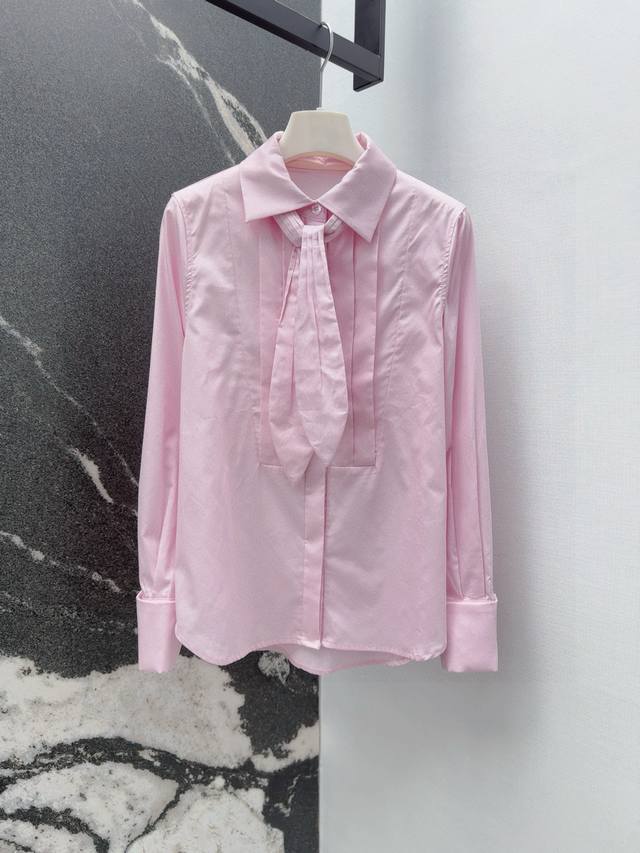 Loe 25Ss 春夏新品压褶花结衬衫 可爱少女风领结可拆卸 袖口处精致的Logo刺绣 低调又彰显身份还有那枚金色袖扣 雕刻着独特图案 为整体造型增添了几分奢华