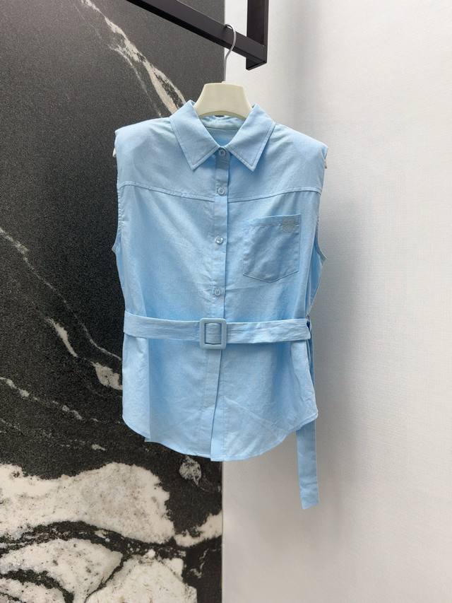 Loe 25Ss 春夏新品多巴胺色系棉麻系带收腰无袖衬衫 胸前刺绣小Logo低调奢华细节感满满 进口亚麻面料质感轻盈舒适 垫肩设计上身演绎慵懒随性风 通勤百搭上