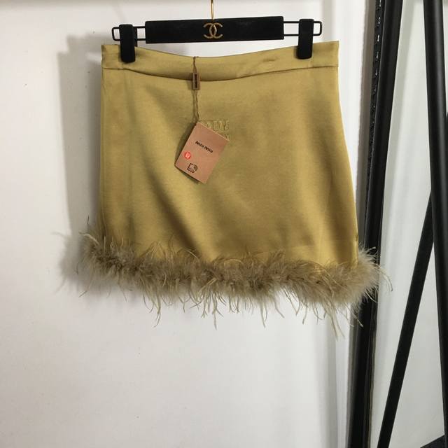 款号 2368 Miumi*新款 刺绣字母Logo贴布 羽毛拼接下摆短半裙，白色，黑色，灰色，黄色，Sml， S码；腰围70，长36 .