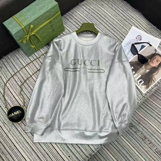 强烈推荐 Gucc* 25Fw秋冬新款 字母印花烫银圆领卫衣丨独家Yb开发！高版出品！宽松圆领卫衣裁剪 凸显品牌格调 采用克重纯棉制成 垂坠感十足 呈现显瘦视觉