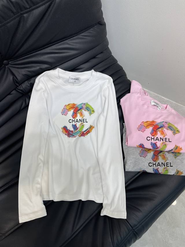 Chane*25秋冬新款彩色印花Logo字母高弹力长袖打底衫 秋冬衣柜不可缺少的单品 无论单穿还是内搭都很好看 很显身材 定制螺纹棉面料 面料自带弹力 回弹力好