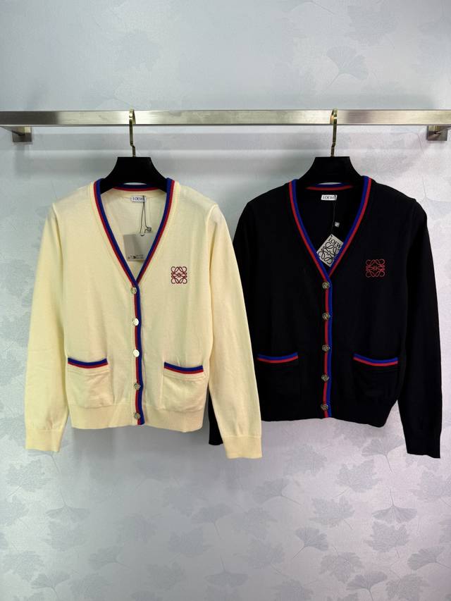 Loewe罗意威双色针织开衫，米白配黑蓝条纹，胸前Logo刺绣，经典V领设计。做工精致，面料舒适。适合春秋季节穿着，搭配裙子裤子都很好看。2色3码Sml 。T2