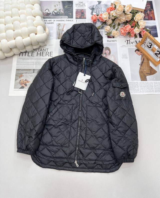 Moncler2025新款菱格连帽抽绳中长款羽绒服，定制Yb进口防风防水尼龙材质 其工艺还原 升级材质 提升秋冬御寒功能 白鹅绒填充内里 整件轻盈保暖 连帽抽绳