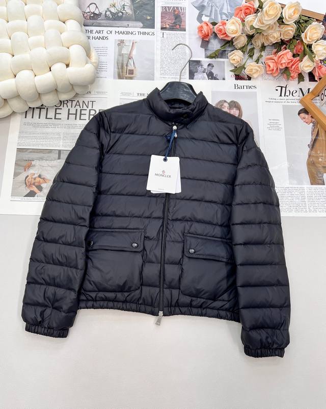 Moncler2025Ss新款立领翻领薄款羽绒服，定制Yb进口尼龙材质 其工艺还原 升级材质 具备尼龙的防水防风御寒功能 白鹅绒填充内里 整件轻盈保暖 拉链开襟