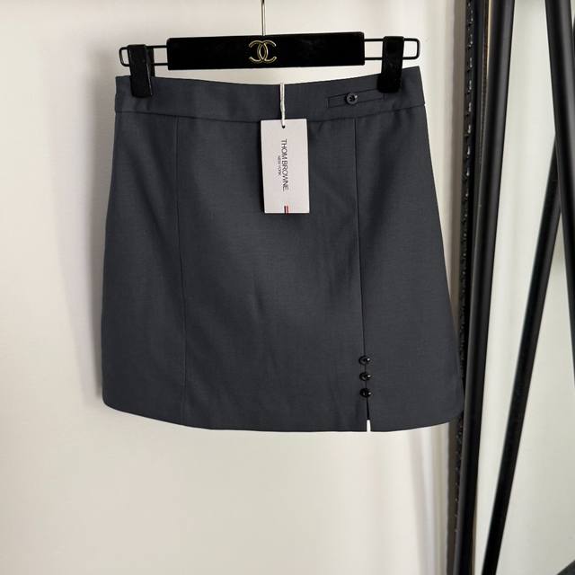款号20255036 Thom Brown*Tb新款 纽扣开叉高腰显瘦Ａ字短半裙，灰色，黑色，S-Xl， S码：腰围66，臀围88，长48；重量：0.225Kg
