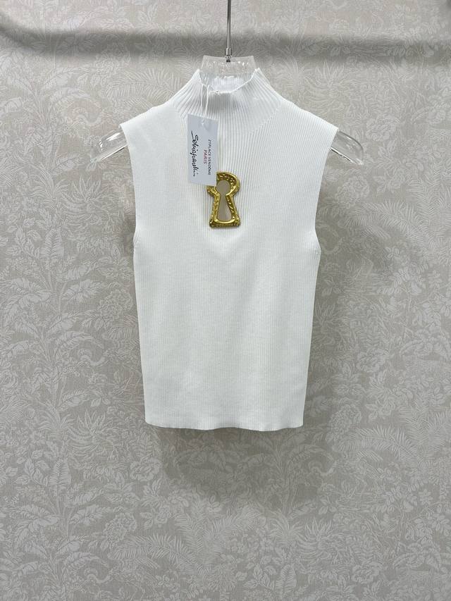 Sch*法国本土品牌 25新款胸前钥匙金扣装饰无袖针织上衣 展现出肩颈线条柔美流畅 修身剪裁贴合身体曲线 拉长身材比例 视觉感上更加纤细修长 优雅迷人 知性大方