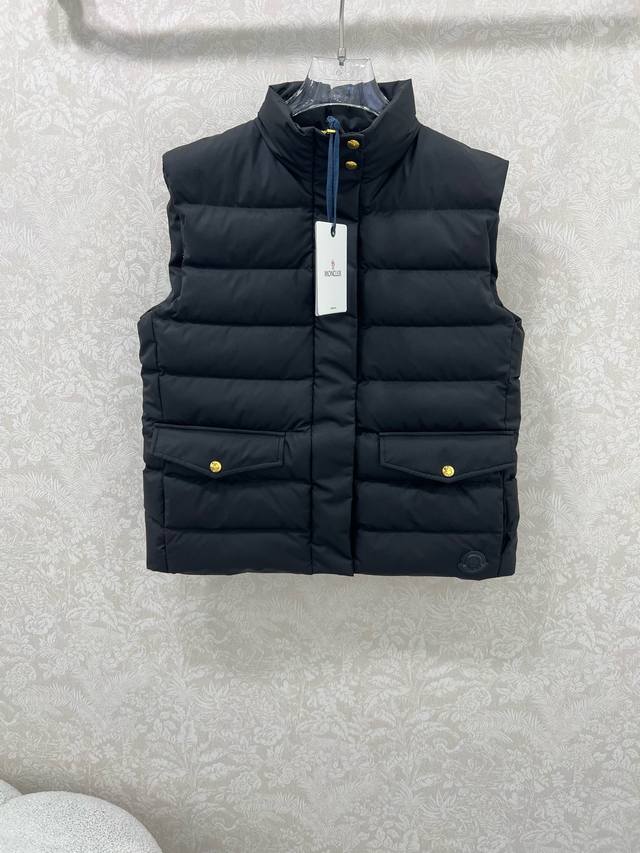 Moncl*R 蒙 口 25新款面包羽绒服马甲 经典前大口袋设计 下摆品牌袖标 原版定制记忆丝质感超赞 青春感拉满 减龄配色实在太高级又好看啦 减龄帅气少女风