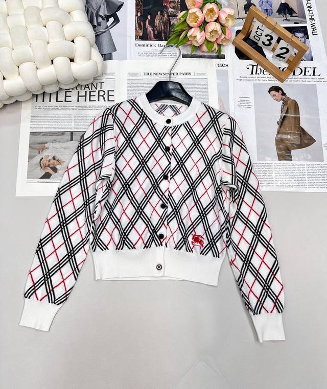 Burberry 巴宝莉格纹战马刺绣开衫 学院风针织开衫出货 经典定制纱线， 重工字母刺绣工艺 高级奢华 定制字母扣，可单穿可叠加 纱线扣子全部定制 胸口经典刺