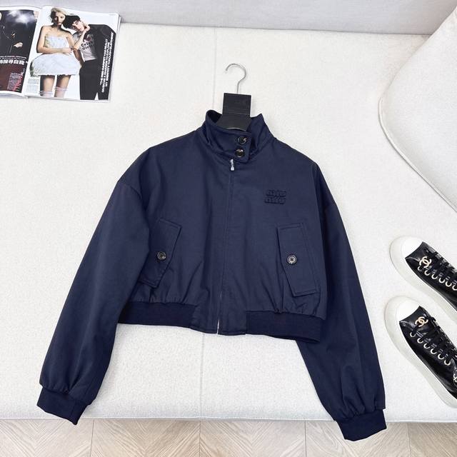独家首发 Miu 25Ss 秋冬最新款宝蓝色撞绿格里夹克飞行外套定位刺绣字母Logo点缀 简约大气低调奢华 美式短款剪裁版型百搭不挑人 休闲帅气时髦少女衣橱必备