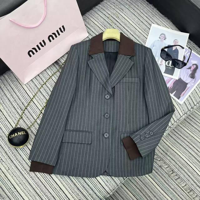强烈推荐 25年早秋系列 Miu*新款拼接撞色螺纹翻领条纹西装外套 字母贴布绣点缀 高端品质 Sml .