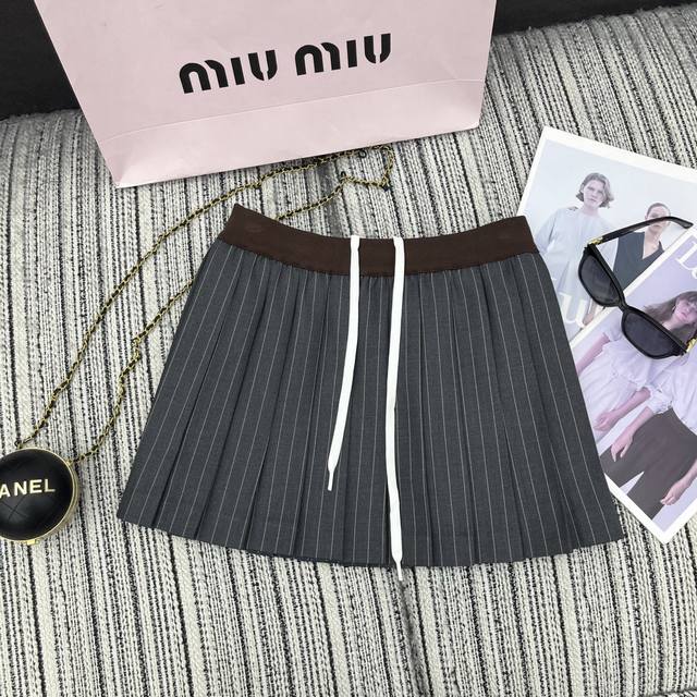 强烈推荐 25年早秋系列 Miu*新款撞色条纹压折半裙 刺绣字母点缀 Sml .