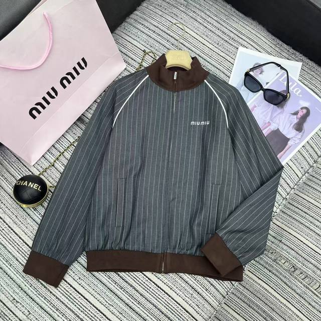 强烈推荐 25年早秋系列 Miu*新款拼接螺纹立领夹克外套 刺绣字母点缀 Sml .