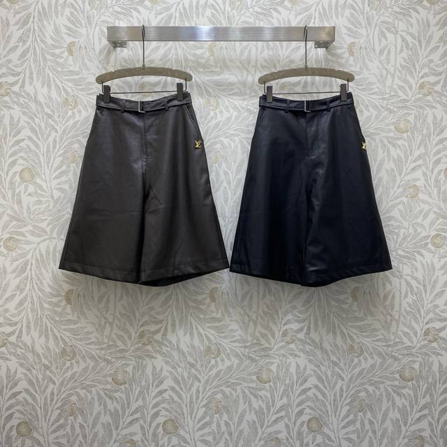 Lv★ Fw 气质高腰金属扣点缀本布腰带设计阔腿5分裤 ，高级面料，颜色:图片2色，面料:洗水蛋白皮面料 Smlxl .