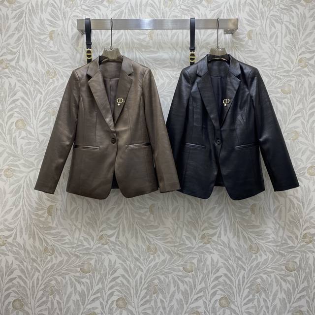 Di★ Fw 气质西装翻领胸针点缀洗水皮西装， 配送腰带 高级面料，颜色:图片2色，面料:洗水蛋白皮面料 Smlxl .