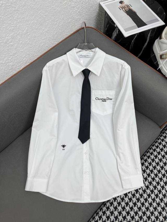 Prad* 25Ss新款长袖衬衫 经典口袋刺绣装饰 搭配领带 单色三码Smlp