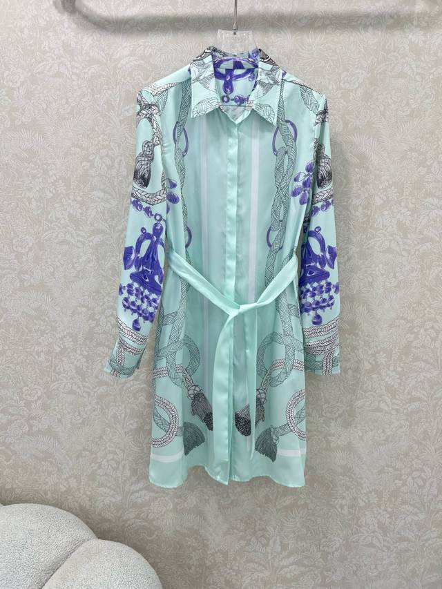 Herme* 25新款Brides Gala En Fleurs定位印花翻领衬衣长袖连衣裙 仿斜纹丝绸质感超赞！宽松版型 随性又高级 绝美配色全定位印花超高级。