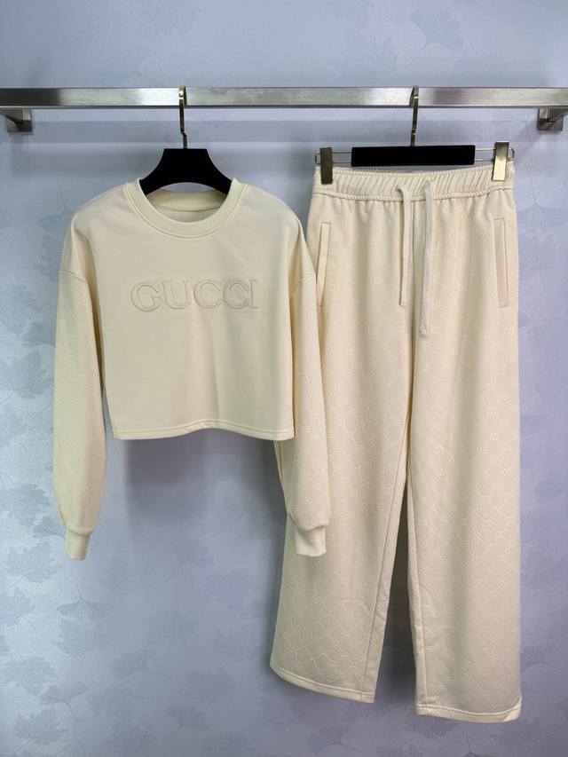 Gucc*2025新款圆领刺绣卫衣长裤套装 定制Yb斜纹全棉材质 柔软亲肤 久洗不易变形气球 质感十足 经过多重水洗工艺处理 呈现复古风格 圆领长袖卫衣裁剪 时