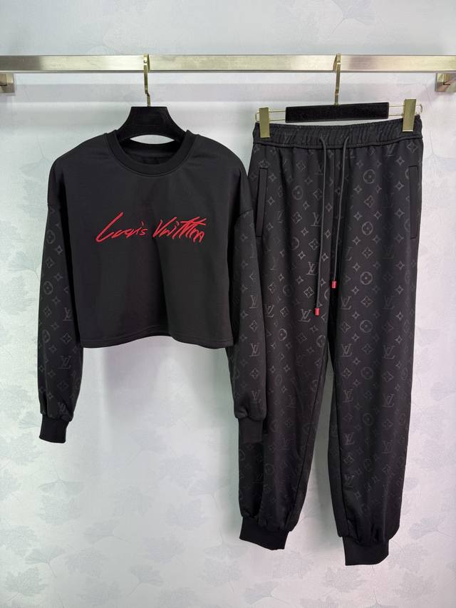 Lou*2025新款圆领字母卫衣长裤套装 定制Yb水洗全棉材质 柔软亲肤 久洗不易变形气球 质感十足 经过多重水洗工艺处理 呈现做旧复古风格 圆领长袖卫衣裁剪