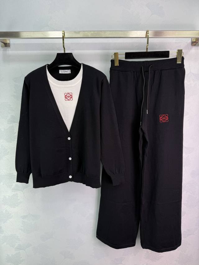 Loe*25早秋新款假两件套装 开衫+阔腿裤 经典Logo刺绣点缀 面料柔软舒适 开衫采用优质针织面料 宽松版型 阔腿裤采用同色系设计 抽绳松紧腰 舒适有型 秋